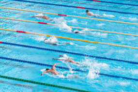 Wettschwimmen auf Bahnen