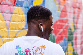 Mann mit Earpods von hinten im Profil fotografiert