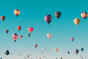 Bunte Heißluftballons am Himmel