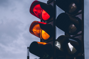 Rote Fußgänger Ampel, gelbe Auto Ampel