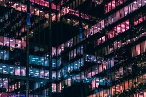 Bürogebäude bei Nacht, Rotes und blaues Licht 