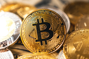Haufen von Bitcoin Münzen