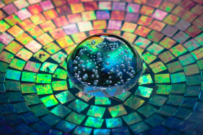 Mosaik mit einer Glaskugel in der Mitte