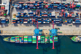 Frachthafen mit Schiffen und Containern