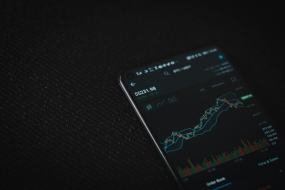 Ein Handy, das verschiedene Statistiken und Grafen zeigt