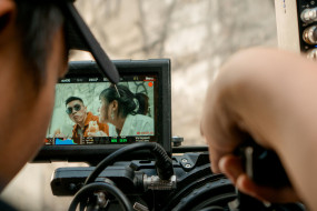 Kameramann filmt mithilfe von Display