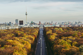 Skyline von Berlin, fotografiert von der Spitze der Siegessäule, Weitwinkel