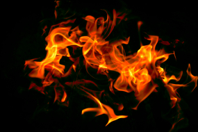 Lodernde orange-gelbe Flammen als Titelbild der RZ-Wiki-Publikation zu Brandschutztechnologien in Rechenzentren