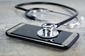 Smartphone mit Stethoskop