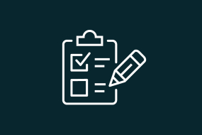 Icon für Umfragen, man sieht ein Klemmbrett mit Stift und abgehakten Punkten.