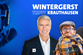 Wintergerst und Krauthausen vor blauem Hintergrund, mit Mikrofonen und Podcast-Titel „Wintergerst trifft Krauthausen“.
