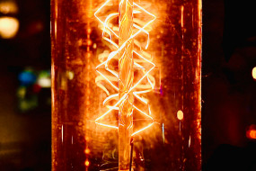 Eine orange/rote Glühbirne