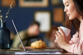 Eine Frau am Laptop
