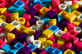 Bunte Sammlung geometrischer Bauklötze