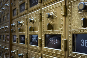 Viele kleine Bankschließfächer nebeneinander
