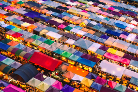 Bunter Nachtmarkt mit dicht gedrängten Verkaufsständen