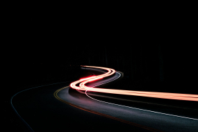 Lichtspuren auf nächtlicher Landstraße