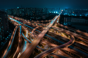Straßennetz bei Nacht von oben