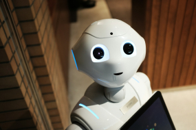 Humanoider Roboter mit Bildschirm im Innenraum