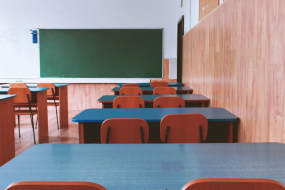 Klassenzimmer mit Tafel und Holzverkleidung