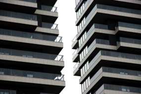 Moderne Wohnhochhäuser mit versetzten Balkonen