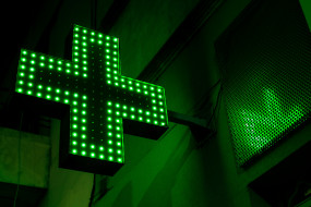 Grünes LED Plus Zeichen