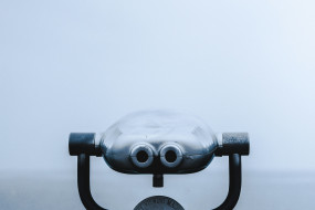 Ein fest installiertes Fernglas mit Blick auf Meer