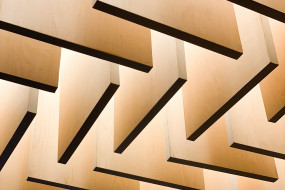 Holzbretter in symmetrischer Anordnung