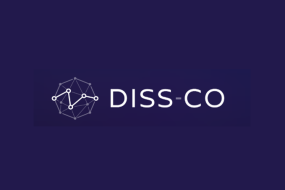 Logo von DISS-CO auf dunkelblauem Hintergrund mit grafischer Netzwerkdarstellung und modernem, weißem Schriftzug.
