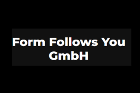 Schwarzer Hintergrund mit weißem, fettgedrucktem Text: „Form Follows You GmbH“.