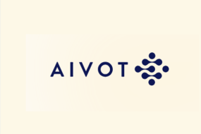 Logo von AIVOT in dunkelblauer Schrift mit grafischem Element aus Punkten und Linien auf hellem Hintergrund.