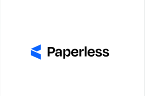 Logo mit dem Schriftzug „Paperless“ in Schwarz auf Weiß, links ein blauer Pfeil, modern und minimalistisch.