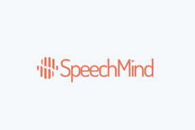 Logo von "SpeechMind" mit vertikalen Linien, Punkten und orangefarbener Schrift auf hellem, einfarbigem Hintergrund.