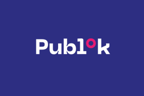 Logo „Publk“ in Weiß mit rotem Punkt auf blauem Hintergrund. Modern und schlicht gestaltet.