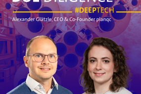 Zwei Personen vor buntem, abstraktem Hintergrund. Text: "DUE DILIGENCE #DEEPTECH" und "Alexander Glätzle, CEO & Co-Founder planqc".