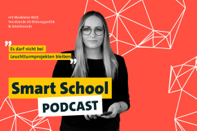 Frau mit blonden Haaren in schwarzer Bluse und Brille vor rotem Hintergrund mit geometrischen Mustern. Text: „Smart School PODCAST“.