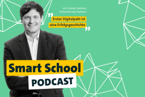 Mann in Anzug mit Krawatte vor grünem Hintergrund. Text: „Smart School PODCAST“ und Zitat über Digitalpakt.