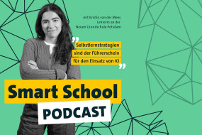 Frau mit langen, lockigen Haaren in grauem Pullover vor hellgrünem, geometrisch gemustertem Hintergrund.