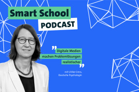 Frau mit Brille in hellem Blazer vor blauem Hintergrund. Text: "Smart School PODCAST" und "mit Ulrike Cress".