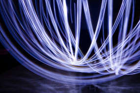 Viele Lichtschweife, die sich zu einem halben Ball formen. 