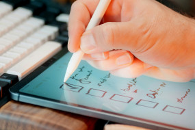 Tablet auf dem geschrieben wird
