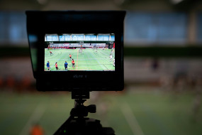 Kamera die Fußballfeld filmt 