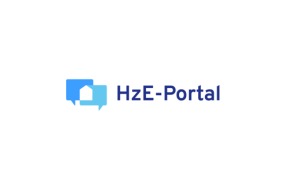 Logo "HzE-Portal" mit zwei Sprechblasen (blau und hellblau) und stilisiertem Haus in Weiß. Weißer Hintergrund.