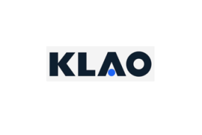 Logo mit dem Schriftzug "KLAO" in Großbuchstaben, dunkler Farbe, mit einem speziellen "A" und blauem Punkt. Weißer Hintergrund.