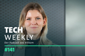 Person mit langen, blonden Haaren in einem hellen Raum, trägt dunkles Oberteil und goldene Ohrringe. Text: "TECH WEEKLY" und "#141".