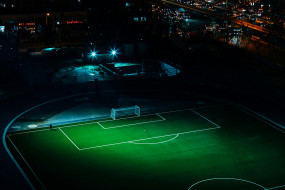 Fußballplatz bei Nacht
