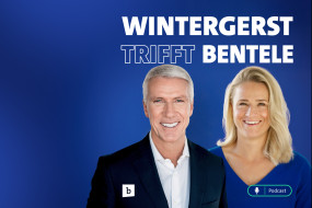 Zwei lächelnde Personen vor blauem Hintergrund, Text „WINTERGERST TRIFFT BENTELE“, Podcast-Symbol unten rechts.