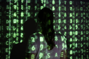 Frau im Licht eines Zahlencodes