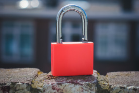 Vorhängeschloss auf einer Mauer