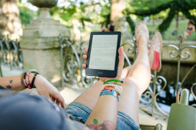 Person ließt E-Book in Hängematte